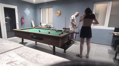 Baise moi ! La serveuse aime les queux et les boules ?