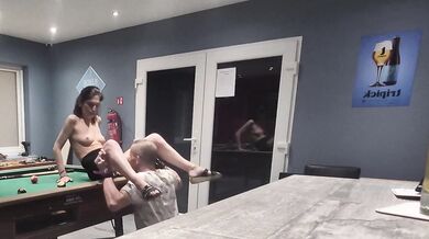 Baise moi ! La serveuse aime les queux et les boules ?