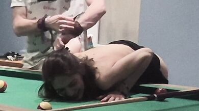 Baise moi ! La serveuse aime les queux et les boules ?