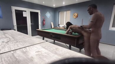 Baise moi ! La serveuse aime les queux et les boules ?