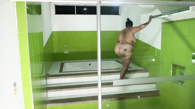 mi vecino me ve en el jacuzzi y lo llamo para chuparle su polla y ducharnos