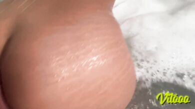 Latina with a big ass moving in the water while getting fucked hard