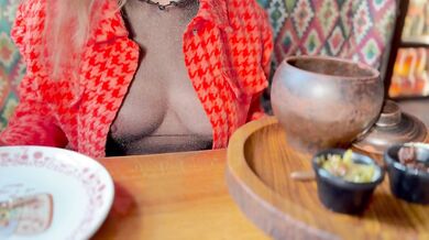 Naked diner