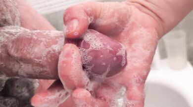 Handjob in the bath