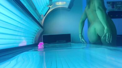 Public MILF tanning bed triple squirt