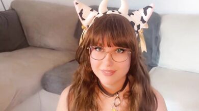 Submissive Hucow girl gets a gift and permission to play