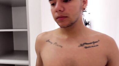 Me aprovecho que mi madrastra no tiene nada por debajo, para quitarle la camisa y echar mi leche en sus tetas.