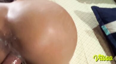 Epic cumshot on my girlfriend's big ass - watch how she moves
