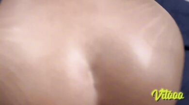 Latina on all fours receiving semen on her buttocks