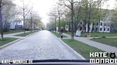 Stiefmutter Kate Monroe wird vom Stiefsohn im Auto geleckt und besamt!