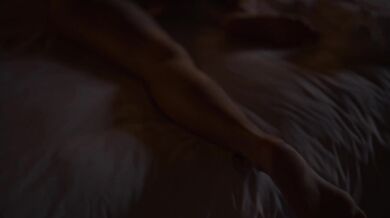 Seeing her naked on the bed, i didn’t let her finish the book - Amazing Amateur Creampie Sex