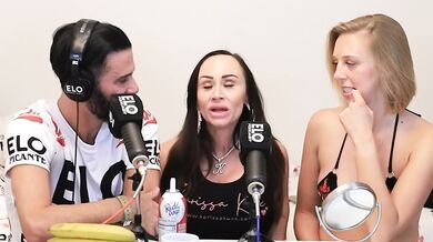 La rubia y la morocha se comen la banana con cremita!