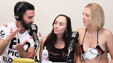 La rubia y la morocha se comen la banana con cremita!