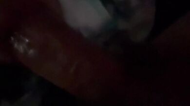 Mi cuate se fue al baño y su morra me la chupó de volada me estaba descargando cuando lo escuchamos llegar