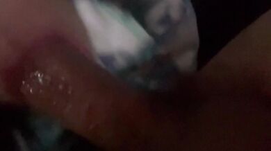 Mi cuate se fue al baño y su morra me la chupó de volada me estaba descargando cuando lo escuchamos llegar