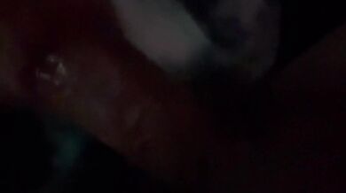 Mi cuate se fue al baño y su morra me la chupó de volada me estaba descargando cuando lo escuchamos llegar