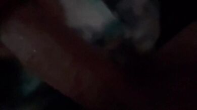 Mi cuate se fue al baño y su morra me la chupó de volada me estaba descargando cuando lo escuchamos llegar