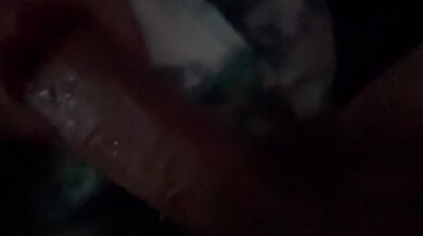 Mi cuate se fue al baño y su morra me la chupó de volada me estaba descargando cuando lo escuchamos llegar