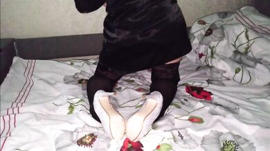 Slutty MILF's first double penetration ends with a crazy squirt on the mirror