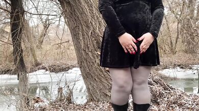 Mature milf pees like a cow outdoors