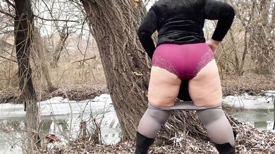 Mature milf pees like a cow outdoors