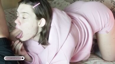 SHE SWALLOWS COMPLETELY - the cutie is not shy about being fucked in her mouth