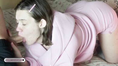 SHE SWALLOWS COMPLETELY - the cutie is not shy about being fucked in her mouth