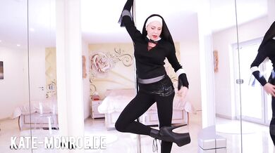 Best of ROLLENSPIELE von Kate Monroe: Stiefmutter, Polizistin, Krankenschwester, Cowgirl, Nonne, Polizistin, Braut, Harley Quinn, Hausmädchen, Domina
