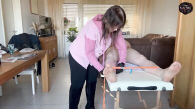 DomLady Mia – SlaveOfM. Schmerzhafte Hölle : Peitsche, CBT, Strom und fiese Klammern. Für die Lady ein Höllenspass