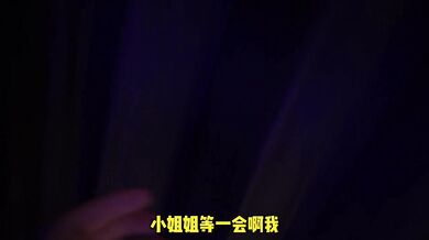 租客头卡在冰箱里，撅着嫩穴，后入修理