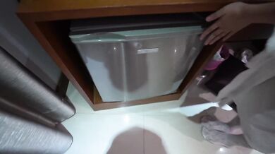 租客头卡在冰箱里，撅着嫩穴，后入修理