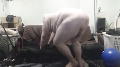 FatAssSmallDick shakes Ass on camera
