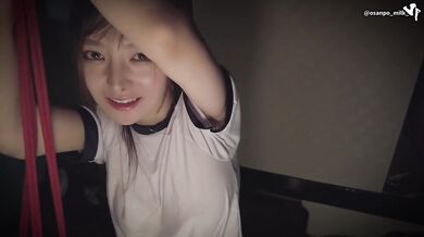 学校終わりの汗をかいた女体を紐で吊るし上げて卑猥な遊びをする。ポニーテールの元気な女がまんこの筋にブルマを食い込ませる。巨大ディルド挿入（素人、個人撮影、日本人）