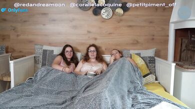 We touch each other, girls - French