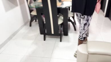 Mi vecina me pide ayuda para hacer unas copsas en la casa y me reconpensa con una rica follada