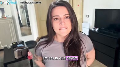 Realmalasuerte non ha i soldi per pagare la pizza e si fa scopare per pagare e squirta tre volte