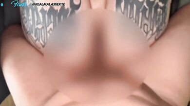 Realmalasuerte non ha i soldi per pagare la pizza e si fa scopare per pagare e squirta tre volte