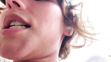 risky beach masturbation / Clandestine sand play POV