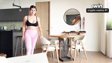 Mi hermanastra se quedó sola conmigo. Me dio una clase de yoga que nunca olvidaré.