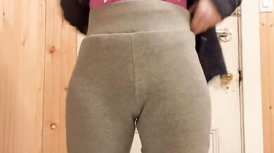 WIPE CLEAN PUSSY AFTER FRESH PISS FEEL