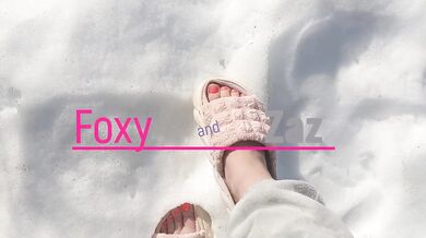 Feet pressed snow-snow shouts under toes