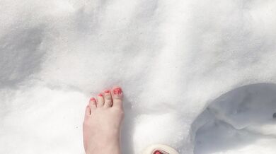 Feet pressed snow-snow shouts under toes