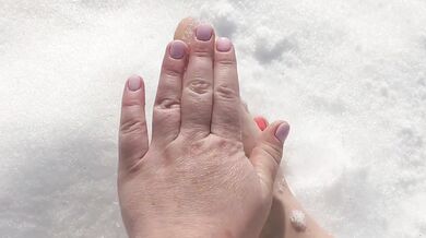 Feet pressed snow-snow shouts under toes