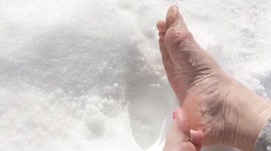 Feet pressed snow-snow shouts under toes