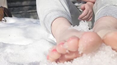 Feet pressed snow-snow shouts under toes