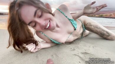 Cutest Beach Blowjob (Absurd and Funny Porn)