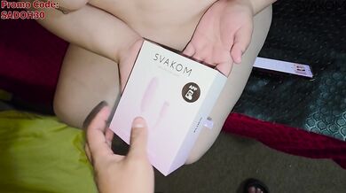 With the "PLUME" vibrator from SVAKOM, I make my holes vibrate while they are being destroyed.