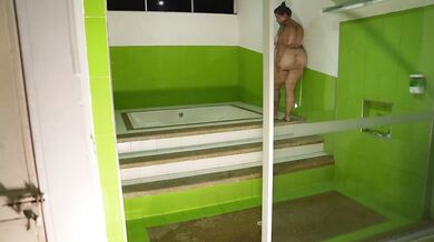 Sexo oral alimentado por duchas calientes y amenazas susurradas