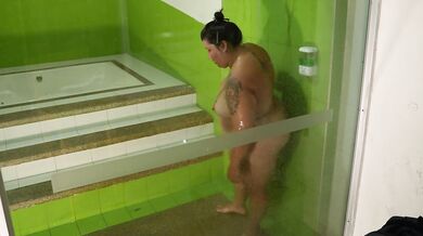 Sexo oral alimentado por duchas calientes y amenazas susurradas