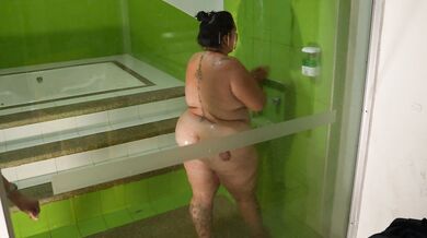 Sexo oral alimentado por duchas calientes y amenazas susurradas